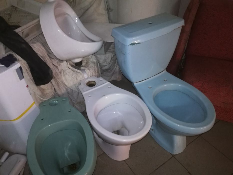 Унитазы.  Для.    Строителей.     И.    Писуар  и   с.   Бачком.