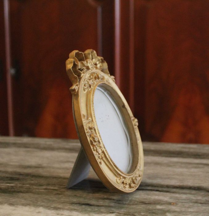 Moldura vintage, anos 60 em marfinite pintada a dourado