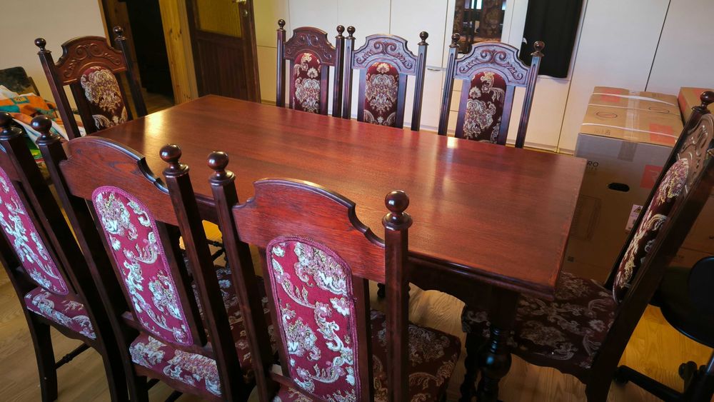 Stół dębowy z krzesłami