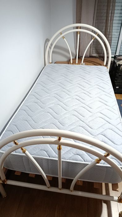 Cama com mesa cabeceira e colchão