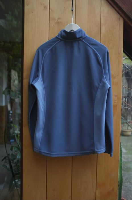 niebieska koszulka narciarska Berghaus bielizna termiczna na narty