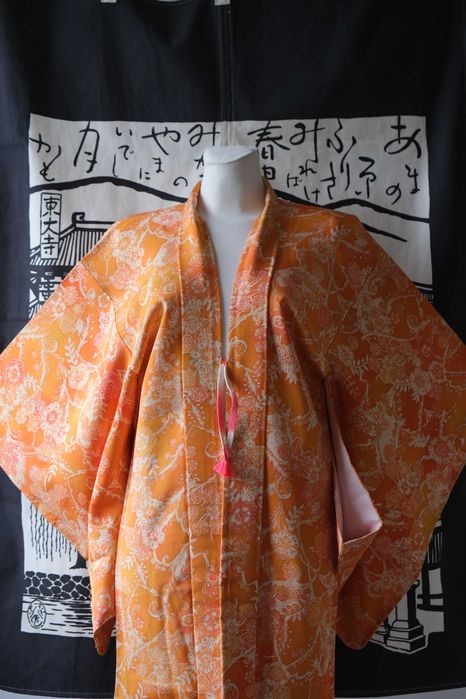 Pomarańczowe haori z Japonii w kwiaty i arabeskę jedwab narzutka na kimono