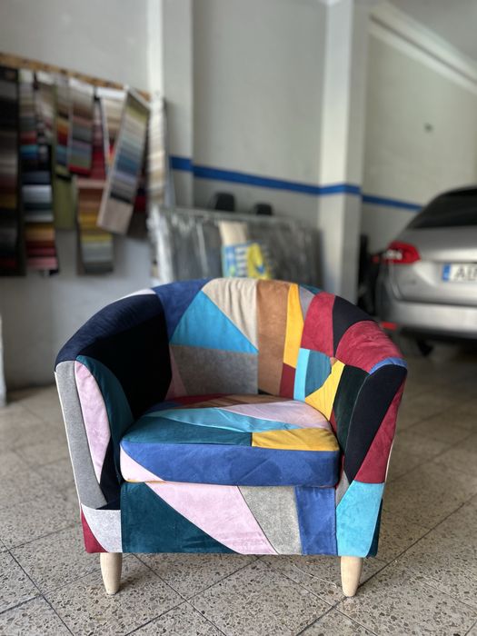 Poltrona com design moderno em estilo patchwork, combinando cores e texturas que dão personalidade a qualquer ambiente.