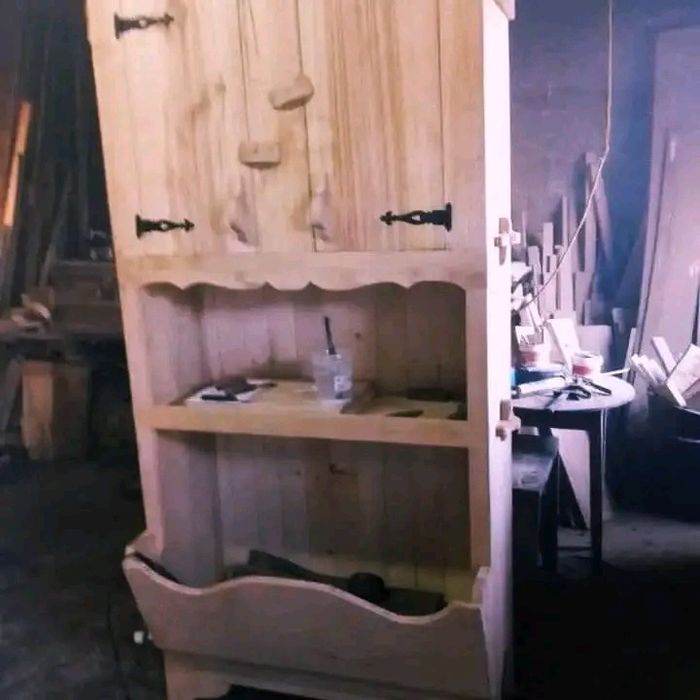 Restos do antigamente. Velharias em castanho maciço e peças decorativa