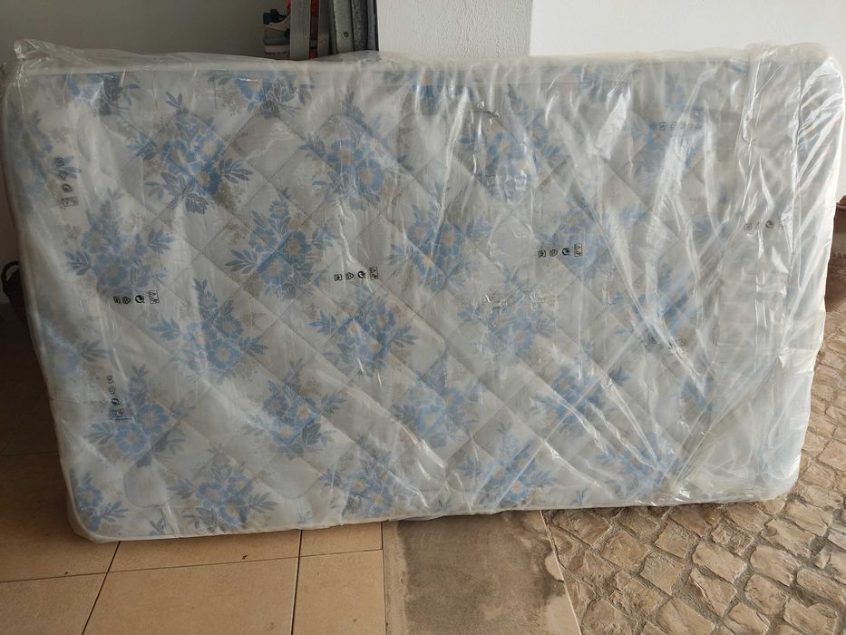 Cama de pessoa e meia com colchão