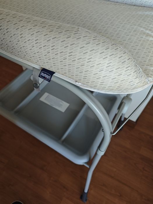 Muda fraldas com banheira