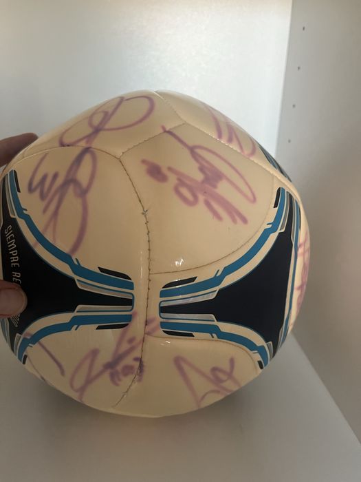 Bola promocional Tango do Real Madrid com assinaturas