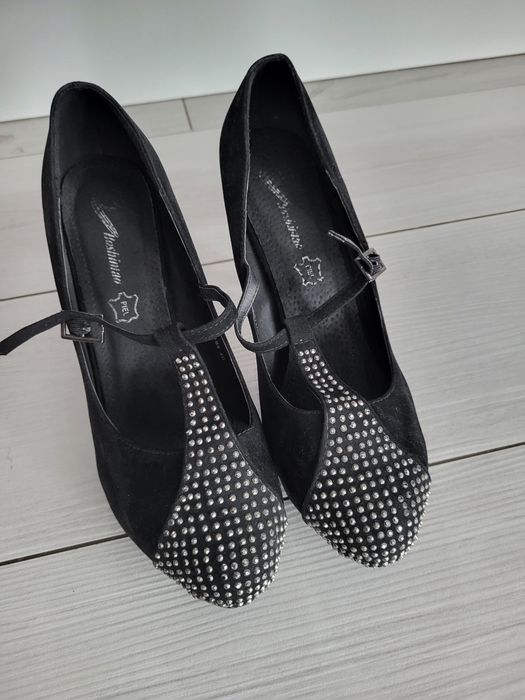 Buty zamszowe z cyrkoniami na pasek nowe 40