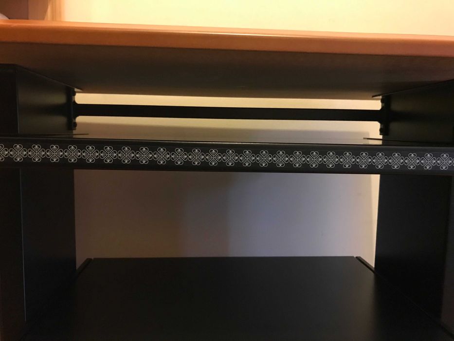 Mesa alta de escritório com rodízios