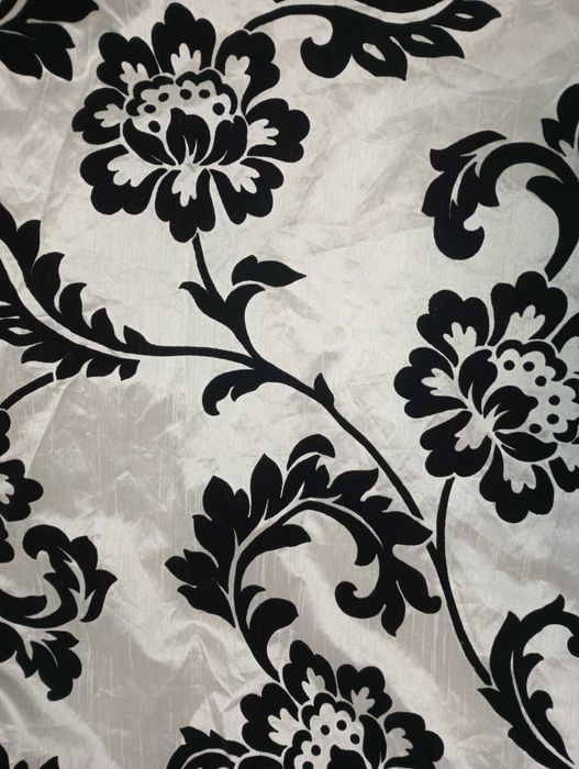 Білі портьєри штори з чорними бархатними квітами