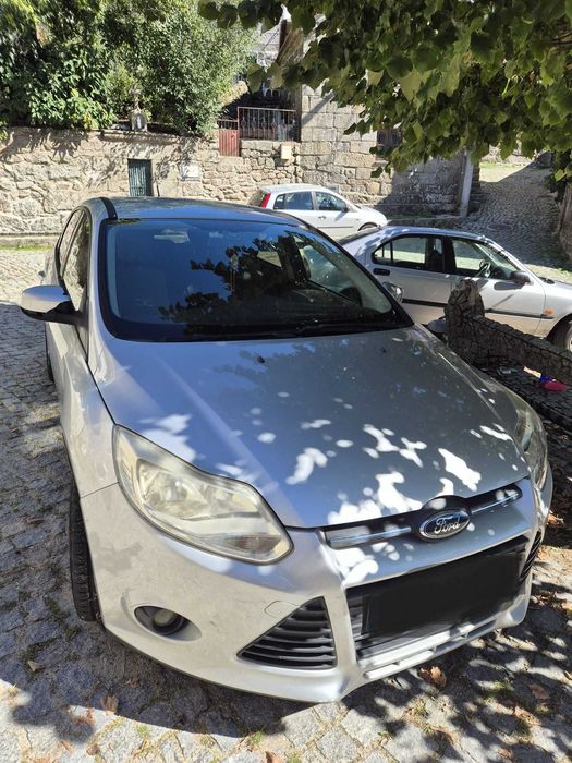 Vendo Ford Focus 1.6 TDCi - DYB Hatch 2011 gasóleo - em ótimo estado (Almada)