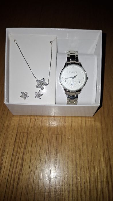 Conjunto Excellanc – Relógio Prateado, Colar e Brincos.