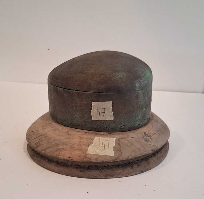 drewniana główka modniarska  z rondem