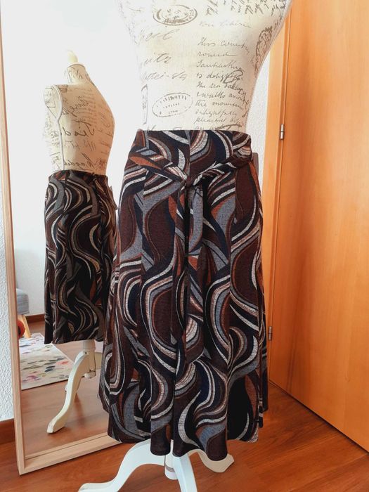 Saia castanha com padrão