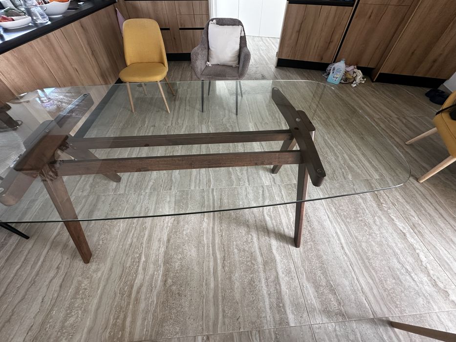 Mesa de vidro do gato preto