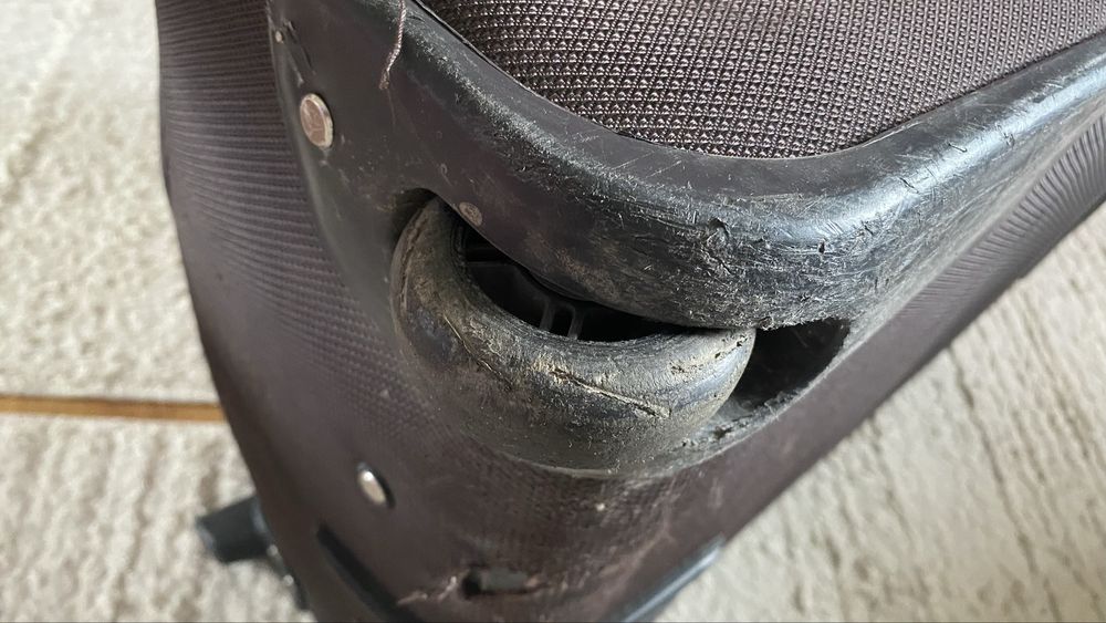 Чемодан дорожній Derby середній