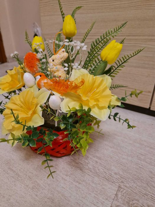 Stroik wielkanocny w wiklinowej doniczce