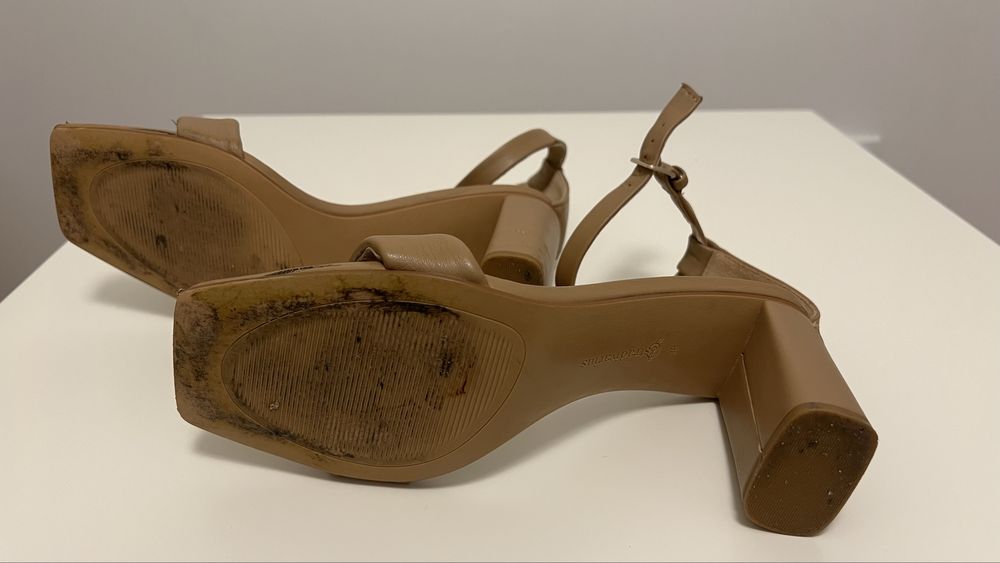 Beżowe brązowe sandały na obcasie Stradivarius 38
