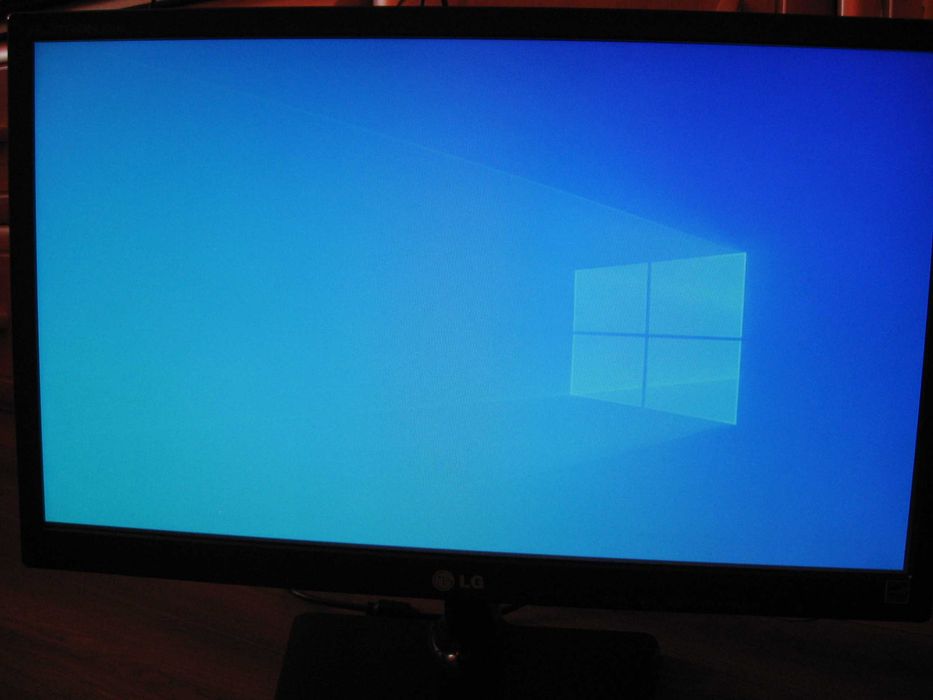 Monitor Lg  22"+zasilacz. Rodzaj podświetlania LED. Sprzedam, sprawny.