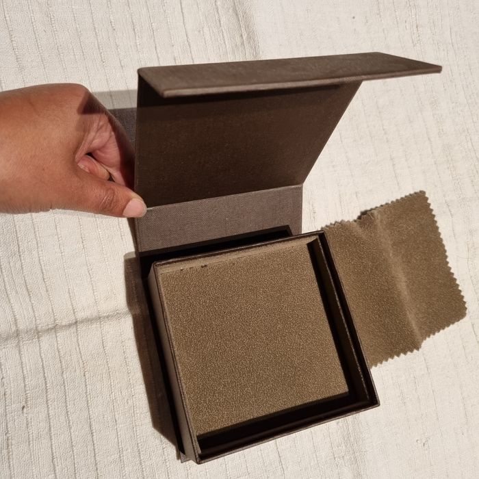 Caixa para colocar as suas prendas marca tashi