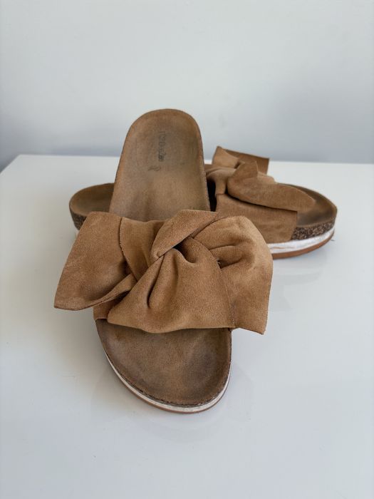 Klapki ala zamszowe karmelowe koniakowe na grubej podeszwie DeeZee r40