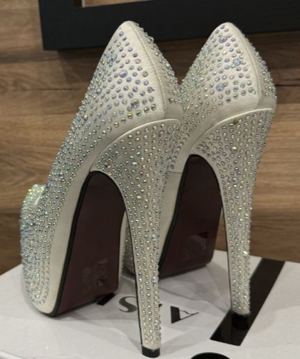 Białe szpilki platformy cyrkonie opalizujące