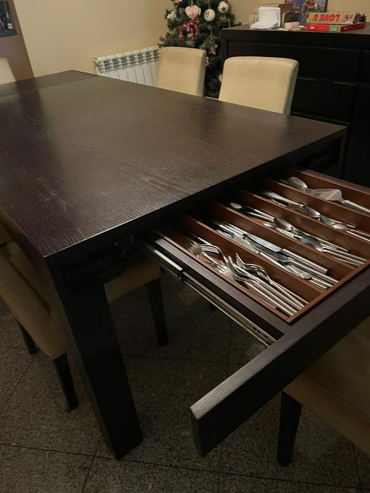 Mesa de jantar e aparador em madeira escura maciça