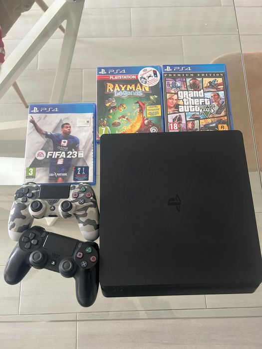 PlayStation 4 com 2 comandos