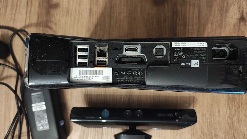 Xbox 360 plus Kinect plus 3 gry Kinect (just dance and Kinect stories)