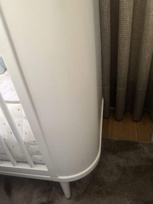 Cama de grades de bebe formato curvo