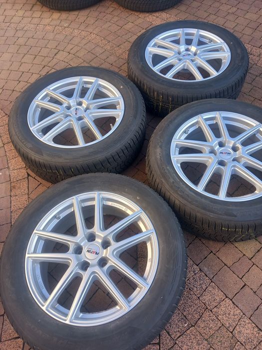 Felgi aluminiowe r 18 z oponami zimowymi.