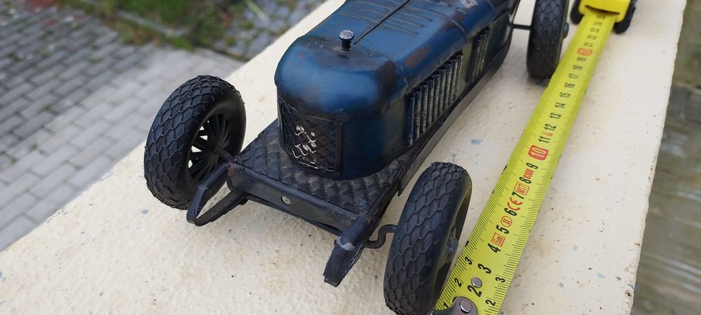 Modelo desportivo de carro em chapa - único