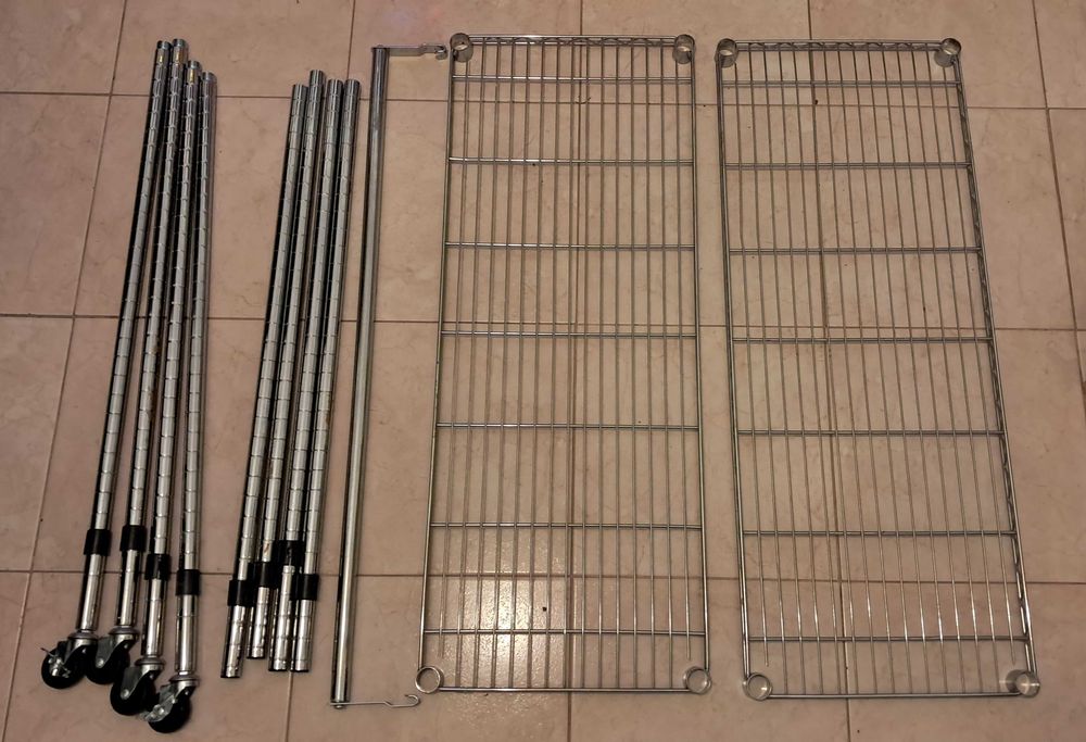 Móvel  de arrumos com Prateleira metálica e arrumação para cabides.