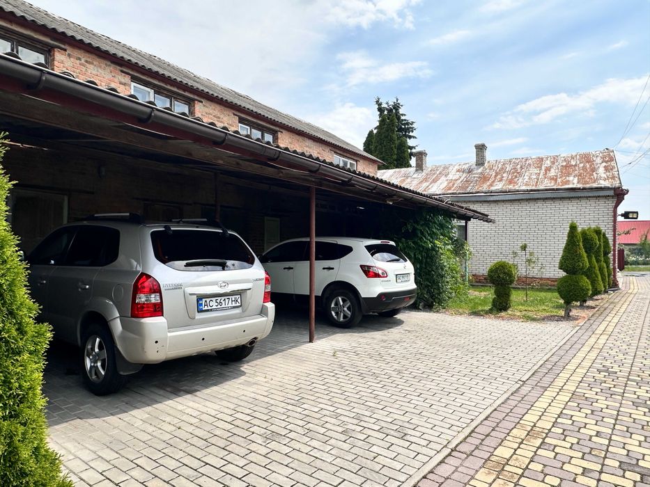 2 будинки+виробниче двоповерхове приміщення на території