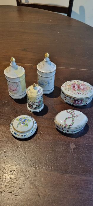 Miniaturas decorativas em porcelana