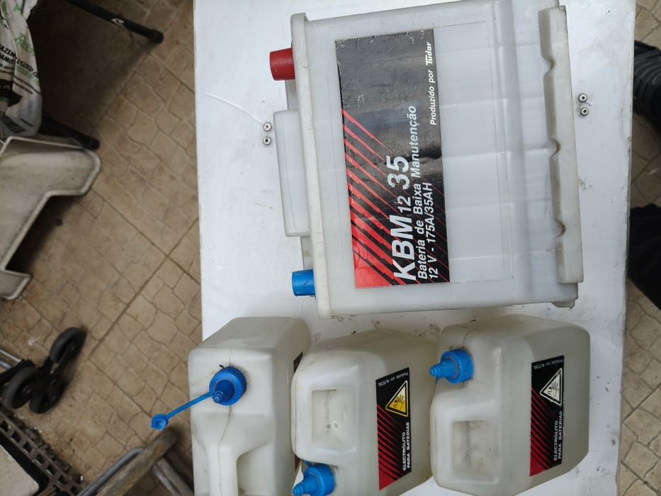 Bateria Tudor KBM Baixa manutenção 12V-175A /35AH  Com electrólito para restaurar.Nova.
