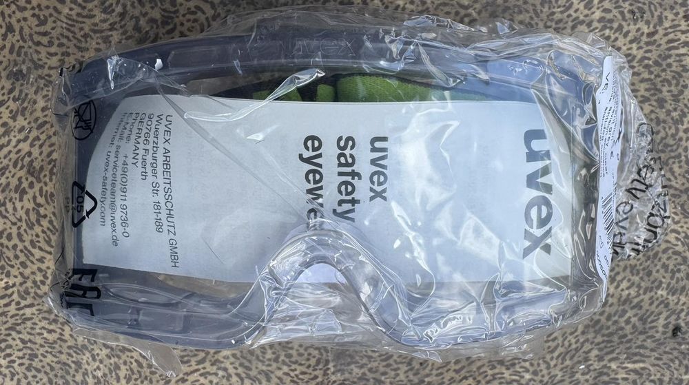 Защитный комбинезон с распиратором и очками