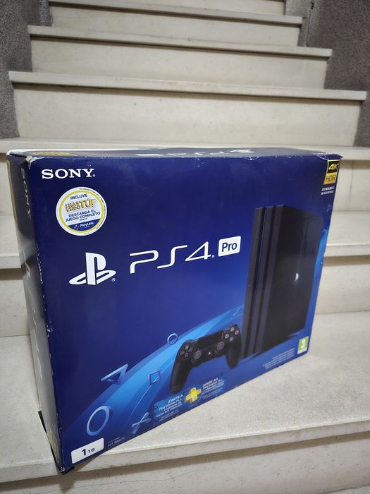 Playstation 4 Pro 1tb, 2 comando e 2 jogos