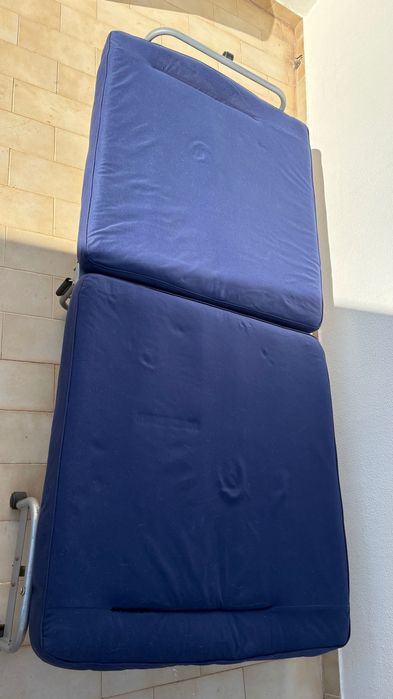 Sofá cama azul dobrável