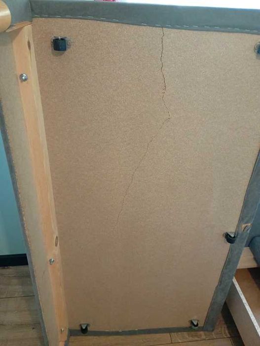 Mała sofa dziecięca uszkodzona