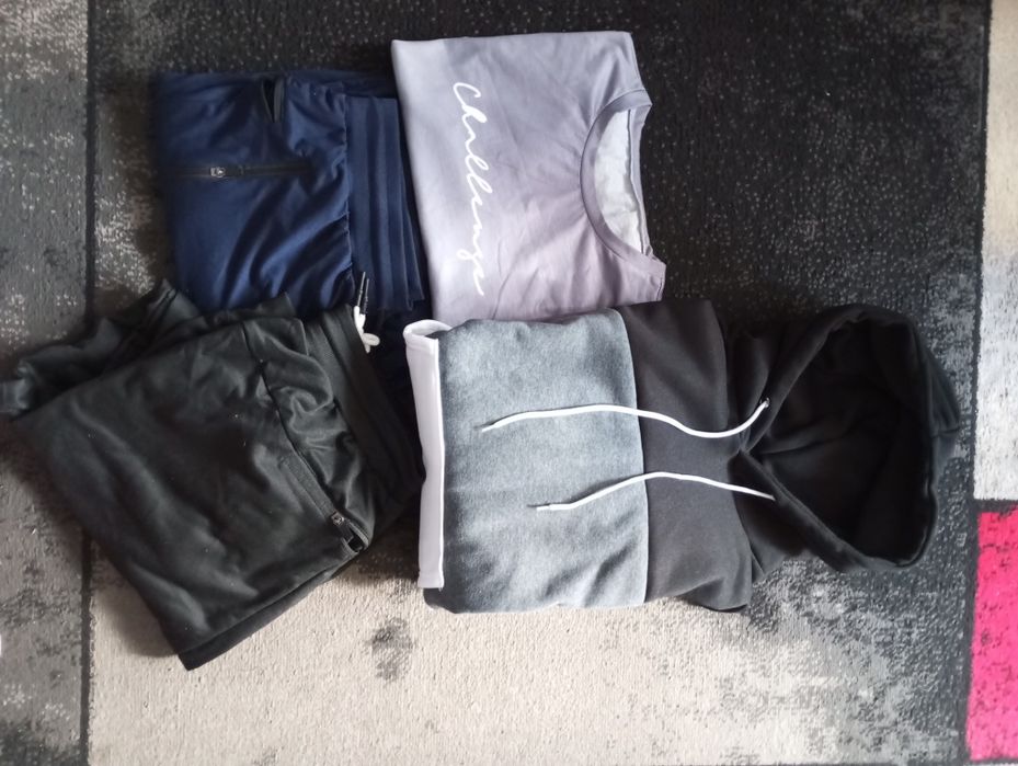 Nowe ubrania młodzieżowe -bluza z kapturem, koszulka z krótkim rękawem