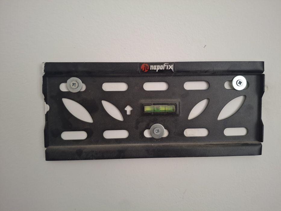 Smart TV TCL com comando e suporte para parede