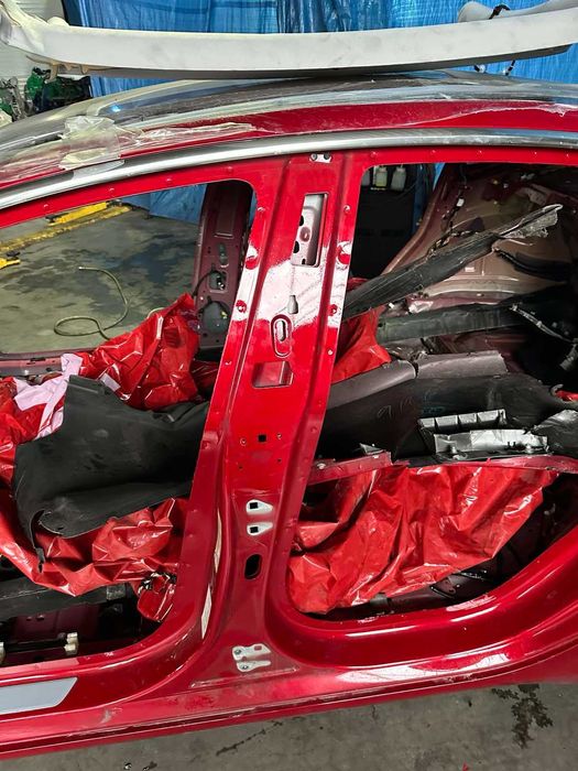 Продам центральну стойку права/ліва Tesla Model 3