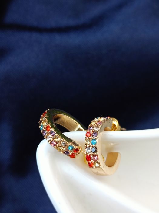 Nowe małe kolczyki z cyrkoniami kolorowe sztyfty wkrętki