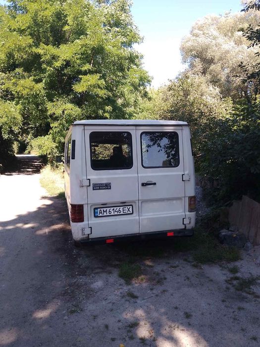 Продам бус Мерседес Бенц МB100D