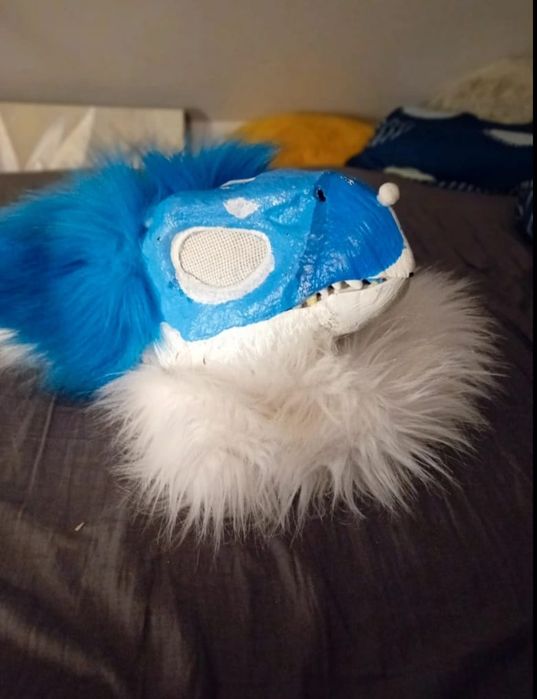 niebiesko biała dino maska koi