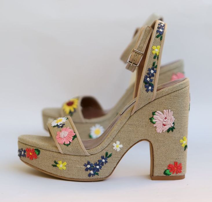 TABITHA SIMMONS sandały koturny espadryle kwiaty

Obserwuj