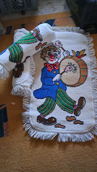 Três tapetes palhaço