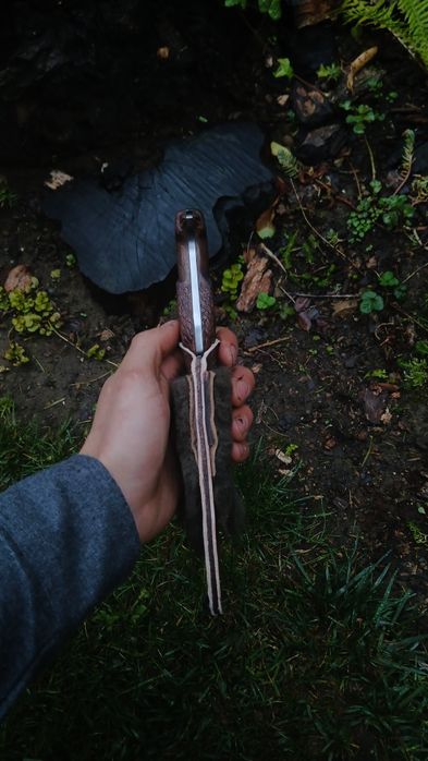 Ręcznie wykuty nóż myśliwski/ ręcznie rzeźbiona rękojeść. Knifemaking