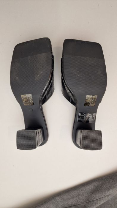 Klapki mule na obcasie czarne motyw zwierzęcy wąż panterka zebra